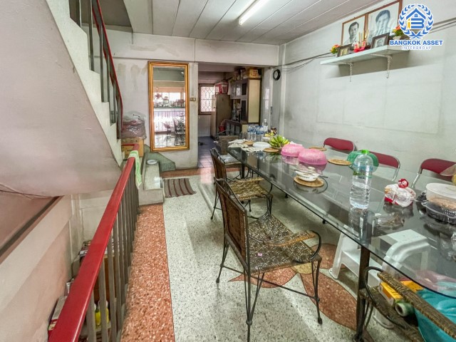 *****อาคารพาณิชย์สองย่านกรุงเทพฯ อาคารพาณิชย์ ซอยเพชรเกษม65/1 เนื้อที่กว้าง 17 ตร.ว. ฟังก์ชัน 3 ห้องนอน 3 ห้องน้ำ ที่จอดรถ 1 คัน ตั้งบนทำเลที่อยู่ชุมชน ทำการค้าขายได้ ใกล้ห้างสรรพสินค้า โรบินสันบางแคและบิ๊กซี เพชรเกษม เชื่อมต่อถนนเพชรเกษม